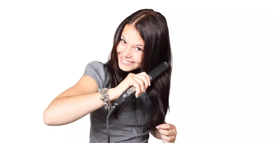 Toto je 6 největších chyb při žehlení vlasů. Děláte je i vy?