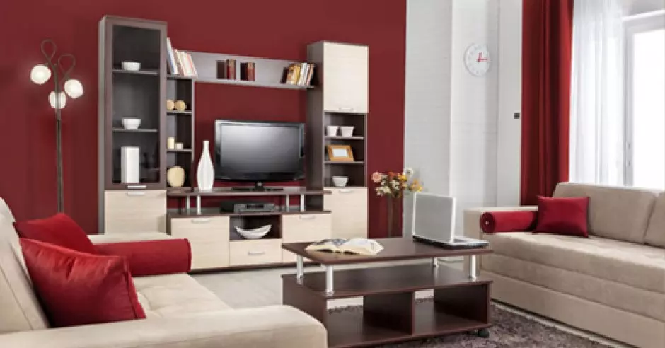 Jak levně přeměnit starý obývák na moderní červenou