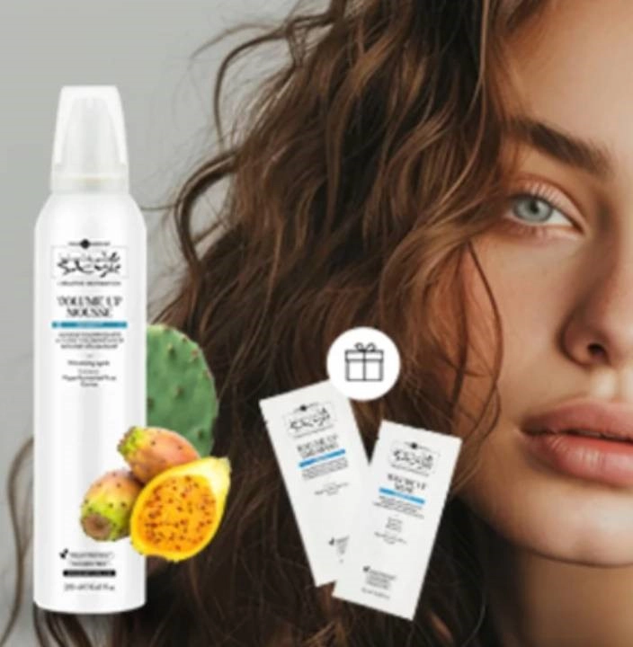 žena s produkty na vlasy