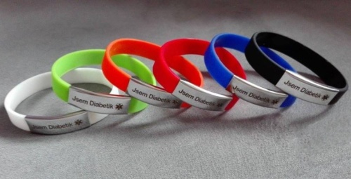 náramky v různých barvách pro diabetiky