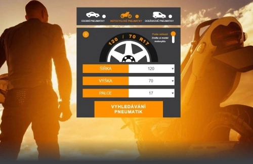 motorkář s motorkou při západu slunce a možnost výběru pneumatik