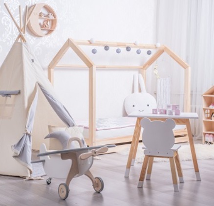 dřevěný nábytek v dětském pokojíčku