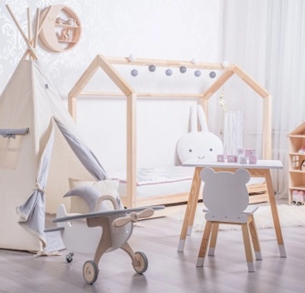dřevěný nábytek v dětském pokojíčku