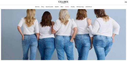 čtyři ženy v bílých tričkách a džínách