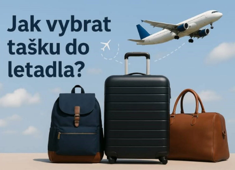 modrý batoh, černý cestovní kufr, hnědá taška a letadlo ve vzduchu