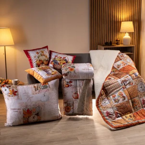 povlečení na polštáře a deka v místnosti s lampičkami