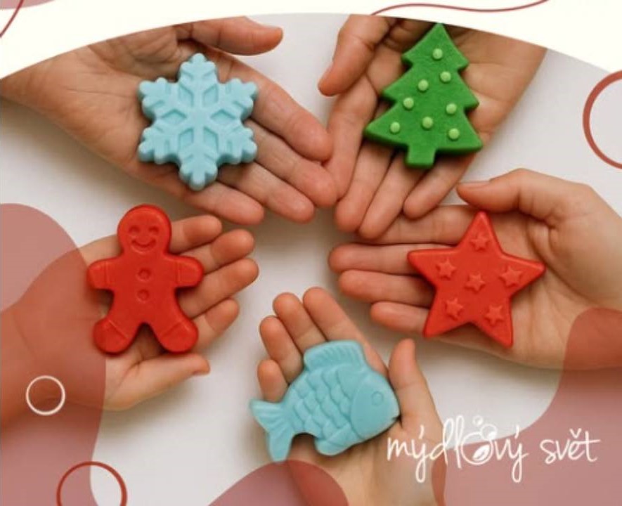 mýdlo ve tvaru vločky, stromku, perníku, hvězdičky a rybičky v rukou