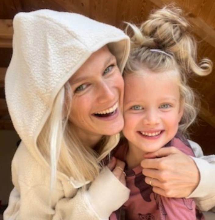 máma s dcerou v objetí