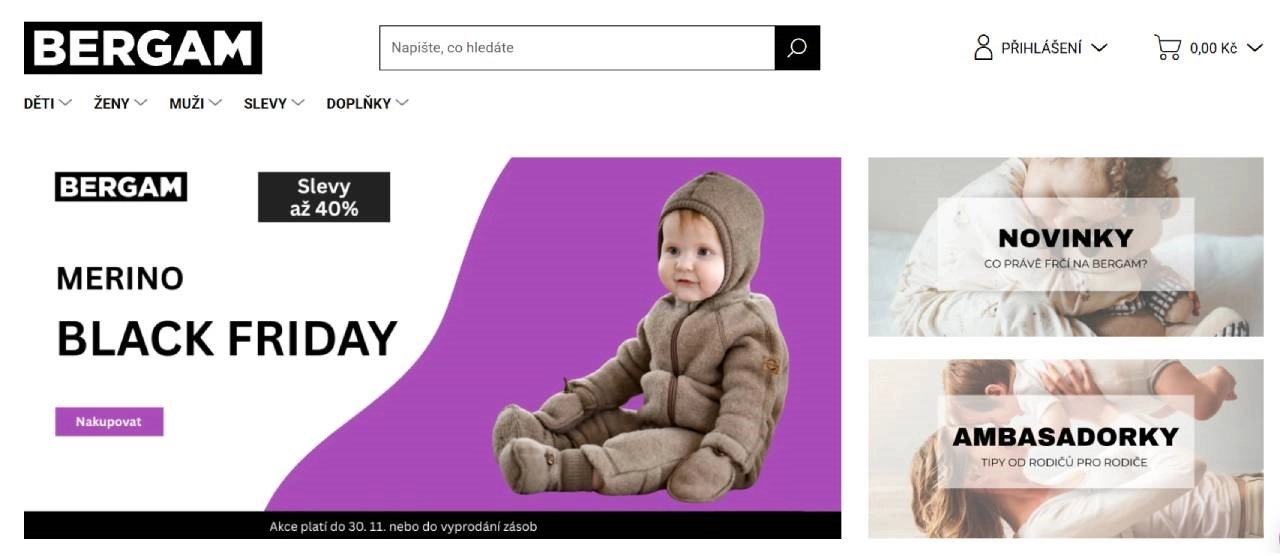 dítě v dětské teplákové soupravě