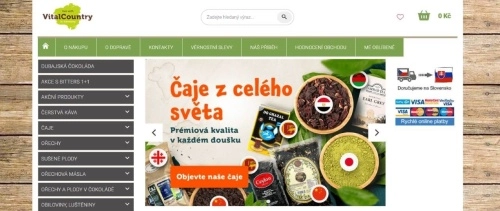 různé druhy čajů v baleních nebo miskách