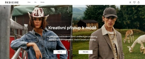 žena v kovbojském klobouku a košili na statku a muž v kšiltovce, tričku, košili a saku na farmě