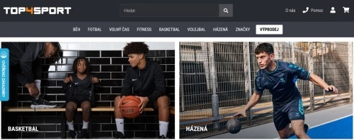 děti sedící na lavičce a jeden chlapec drží basketbalový míč a muž hrající házenou