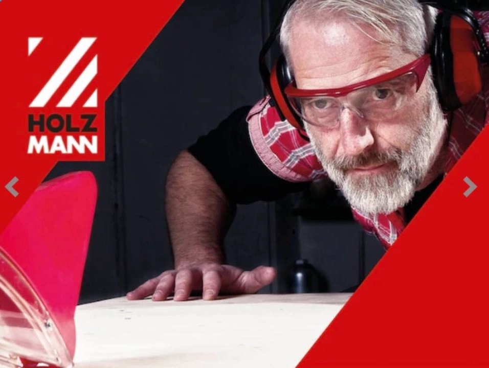 muž v ochranných brýlích na dřevě, které řeže