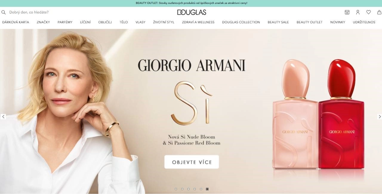 žena v bílé košili a parfémy Giorgio Armani
