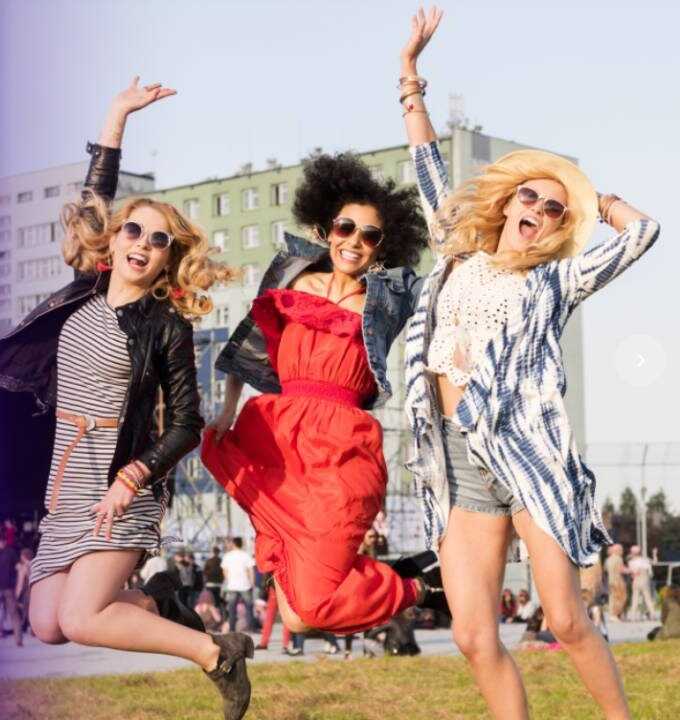 Twisto - tři šťastné ženy skáčoucí na ulici radostí