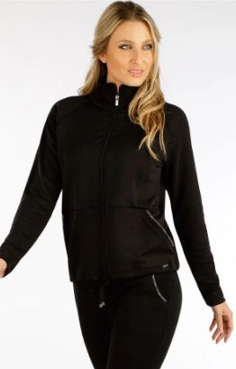 žena s černými kalhotami a černou sportovní mikinou na zip