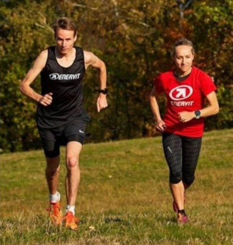 žena a muž ve sportovním oblečení běžící po louce