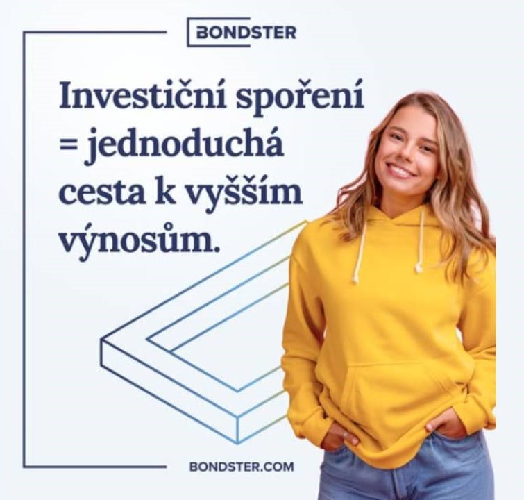 vysmátá žena ve žluté mikině a modrých džínách