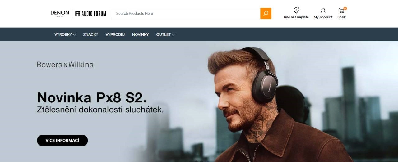 David Beckham s černými sluchátky ve městě