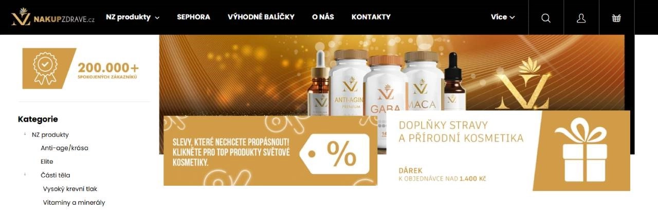 balení přírodních produktů a lahvičky se sérami