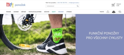 zelená ponožka v tenisce u kola