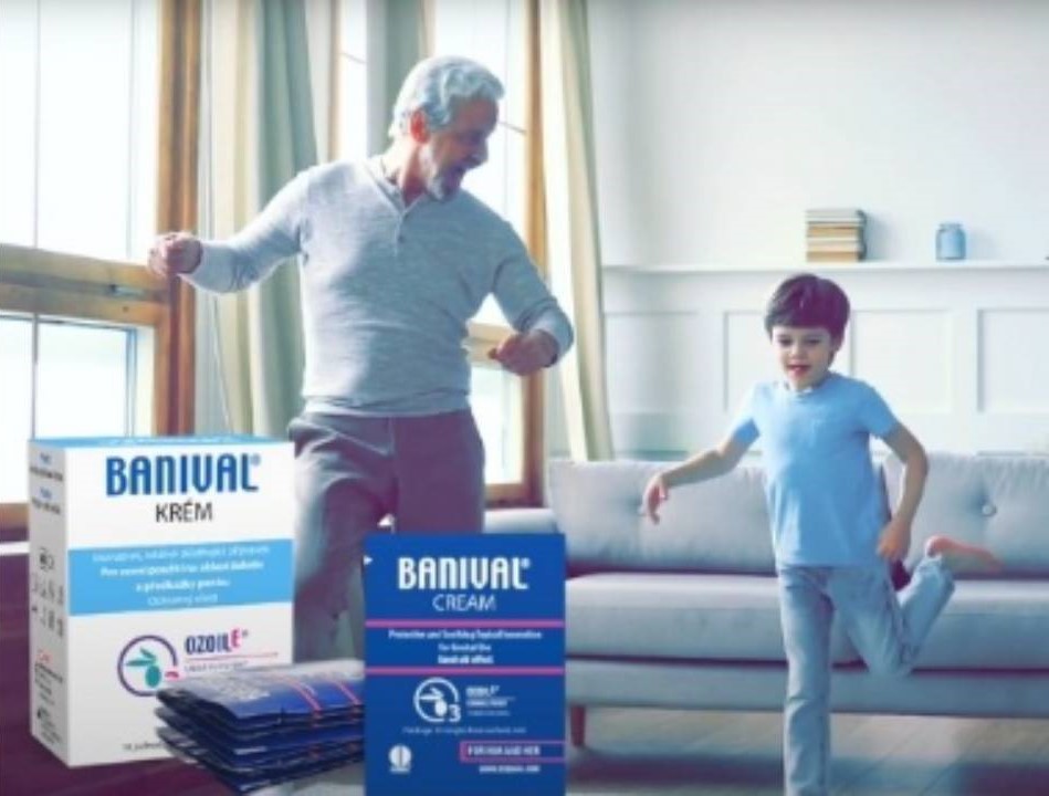 starší muž a chlapec v obýváku a krém Banival