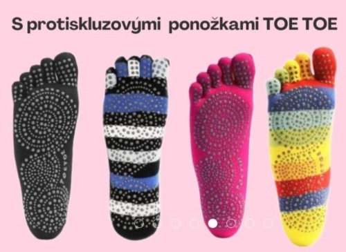 různobarevné ponožky s protiskluzovými špunty na chodidlech