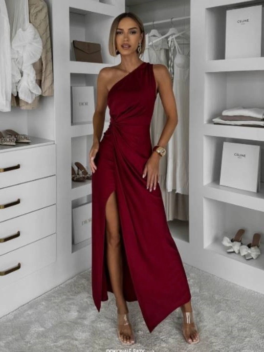 žena v červených společenských šatech