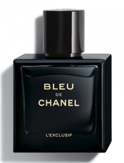 černý flakón parfému Chanel Bleu