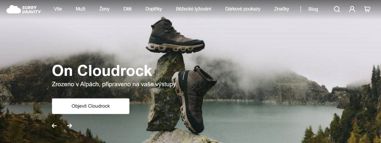 trekové boty opřené o kámen v přírodě