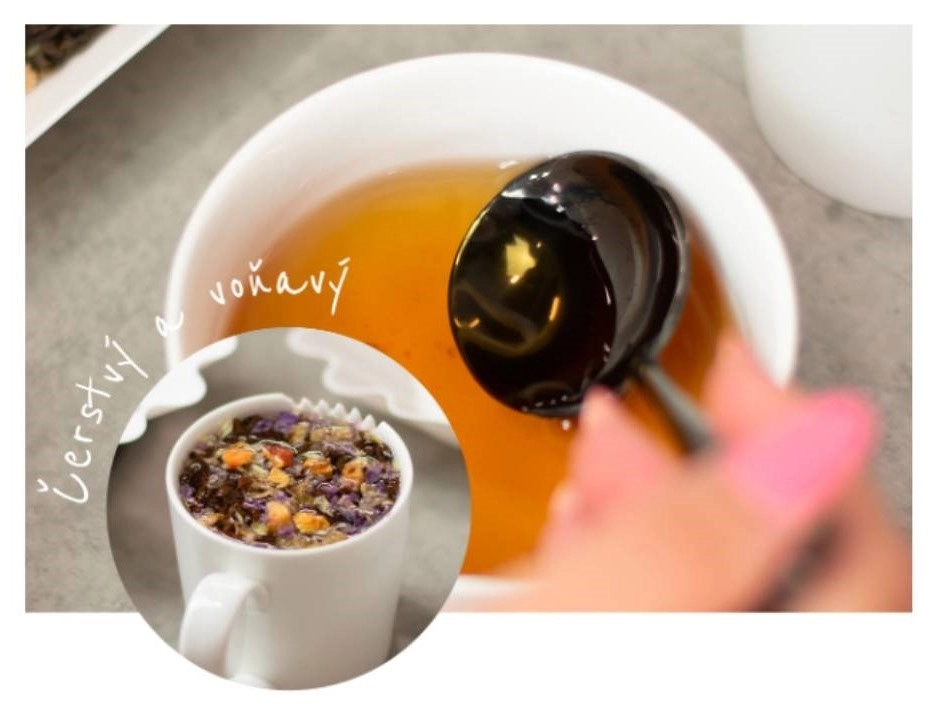 hrnek se sypaným čajem