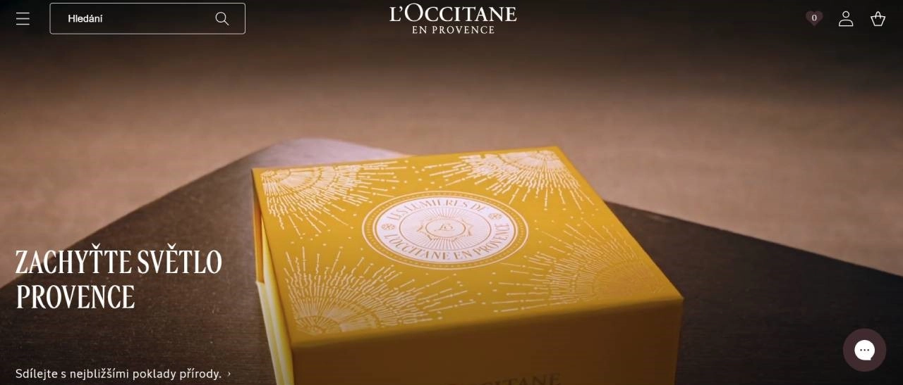 žlutá krabička ležící na stole