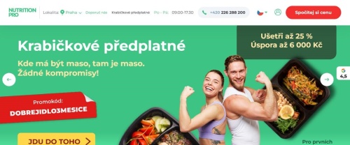 žena a muž s napnutými svaly a zdravou stravou