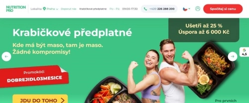 žena a muž s napnutými svaly a zdravou stravou