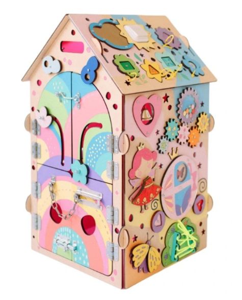 dřevěný domeček s activity board