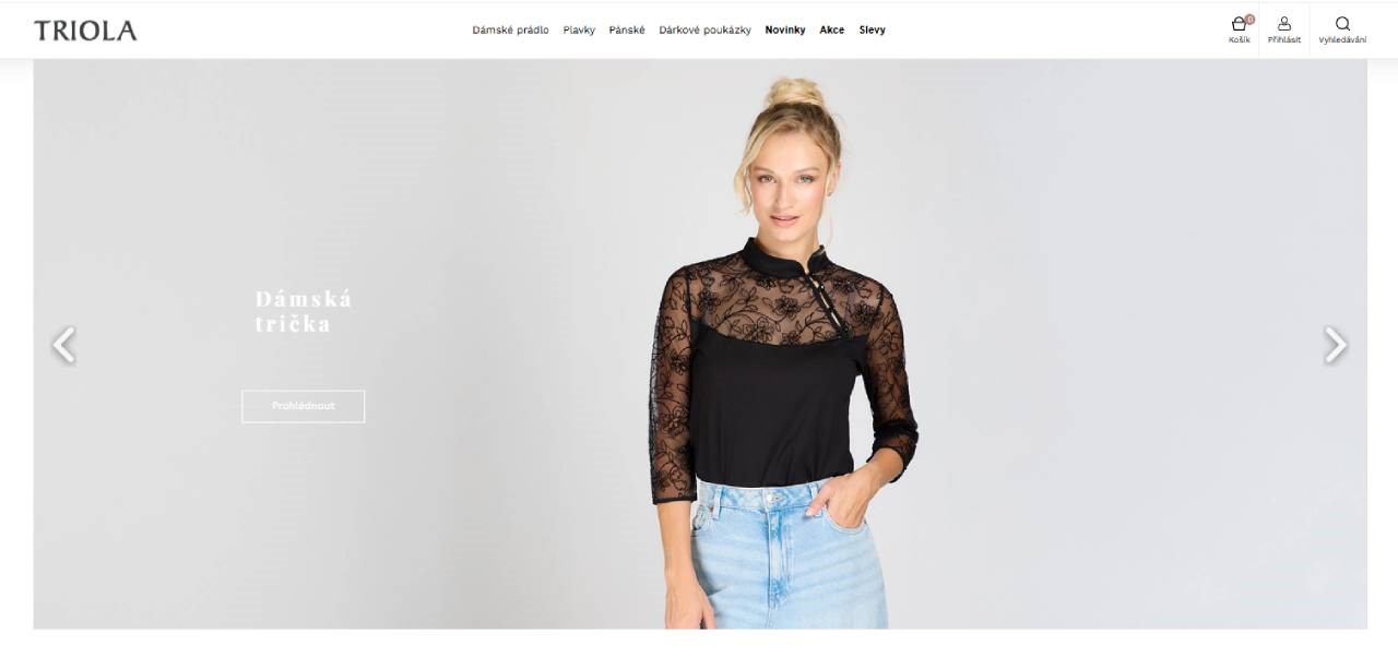 žena v černém krajkovém elegantním tričku a džínách