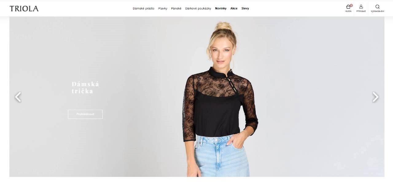 žena v černém krajkovém elegantním tričku a džínách