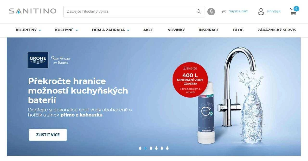 kuchyňská baterie, láhev plná vody a balení minerální vody