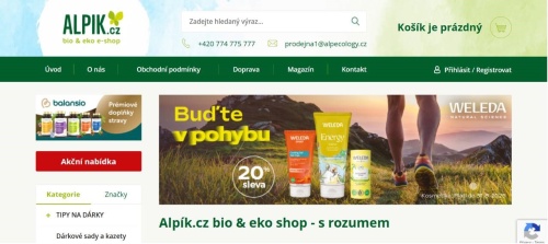 Alpík - produkty na nohy a nohy na louce v obklopení kopců