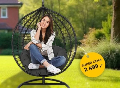Springos - žena v závěsném houpacím křesle na zahradě