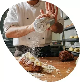 Rohlik.cz eshop - muž pečící chléb