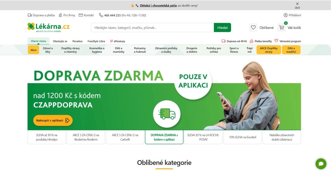 Homepage e-shopu Lékárna v bílo zelené se sedící dívkou s mobilem