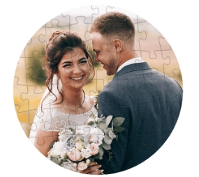 Puzzle ve tvaru kruhu s fotkou nevěsty a ženícha