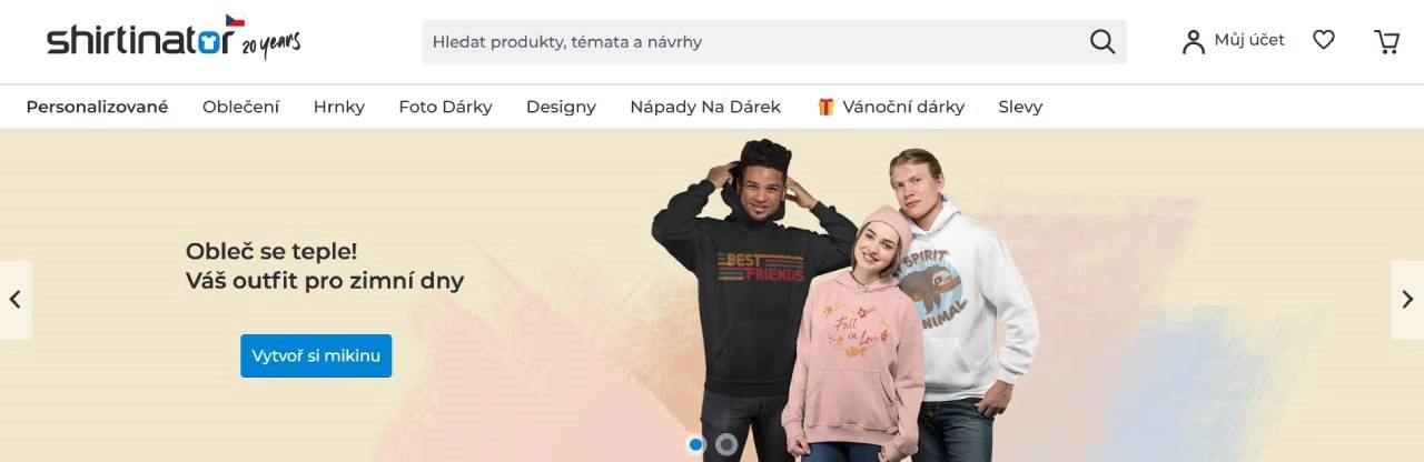 dívka a dva kluci oblečeni v originálních mikinách