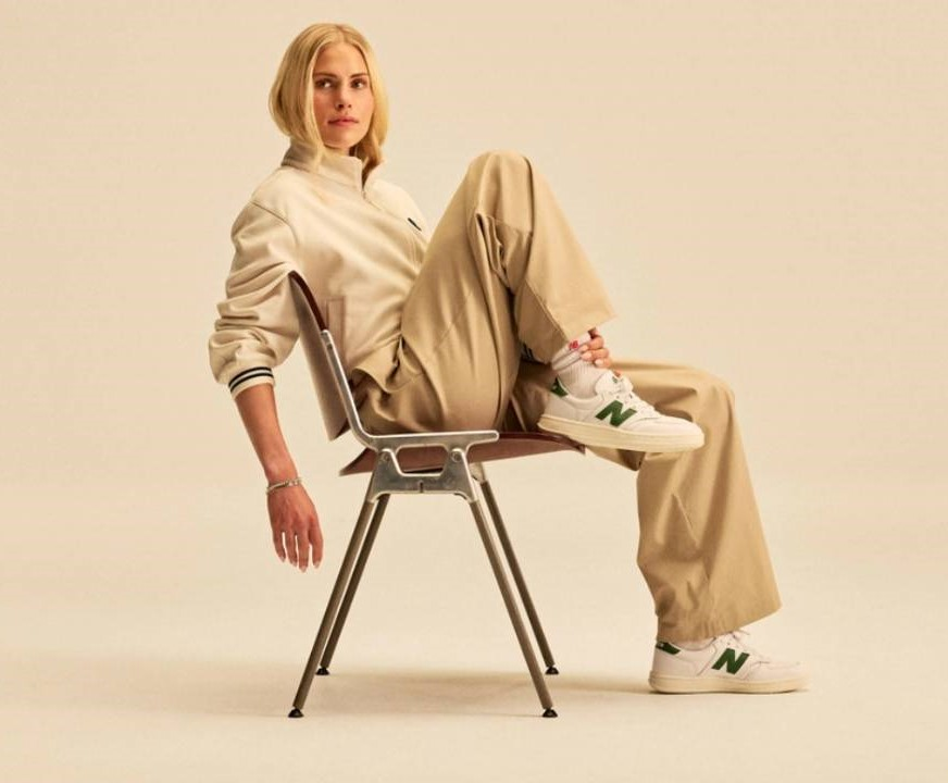 žena sedící v teplákové soupravě a teniskách na židli