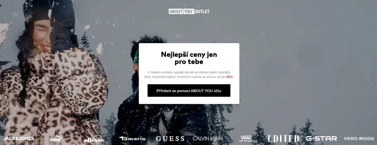 žena v zimním kabátě s rukavicemi a čepicí a muž v zimním outfitu v přírodě