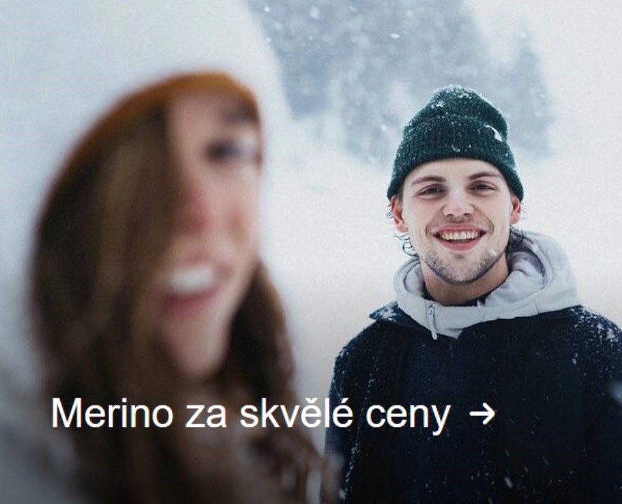 žena v bílé čepici a muž v zelené čepici a tmavé bundě v zasněžené přírodě