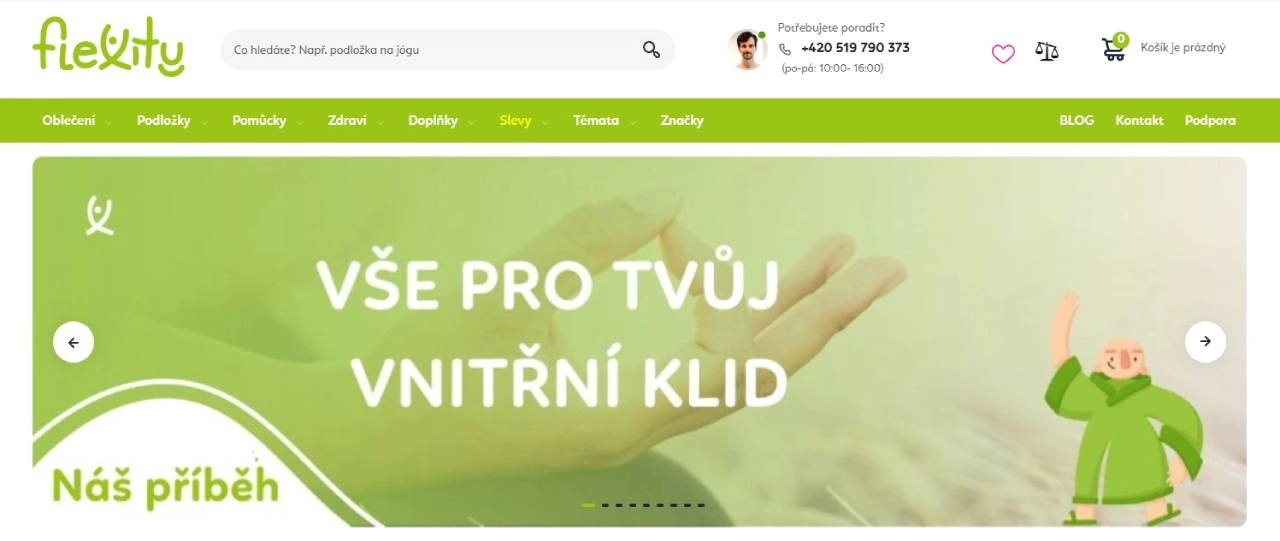 ruka na noze v jógové poloze a zelený maskot