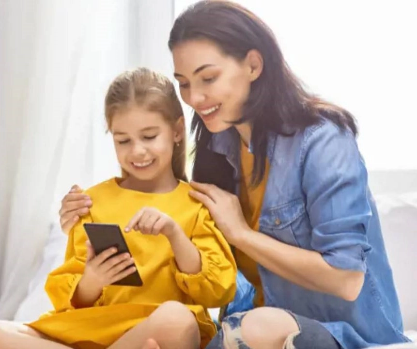 máma s dcerou s mobilem v ruce