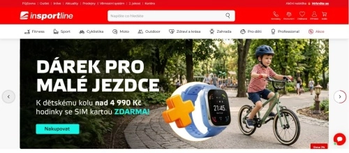 dítě na kole v parku a inteligentní hodinky